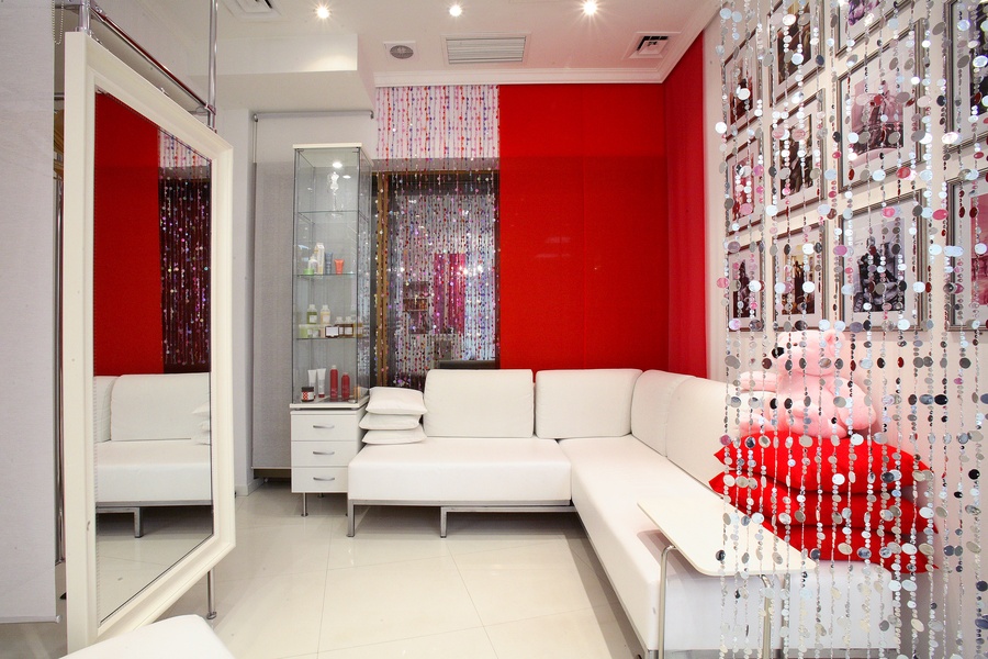 Перегородки в салон маникюра. Салон малина кострома. Интерьер студии маникюра. Студия маникюра красный. Студия маникюра красный.