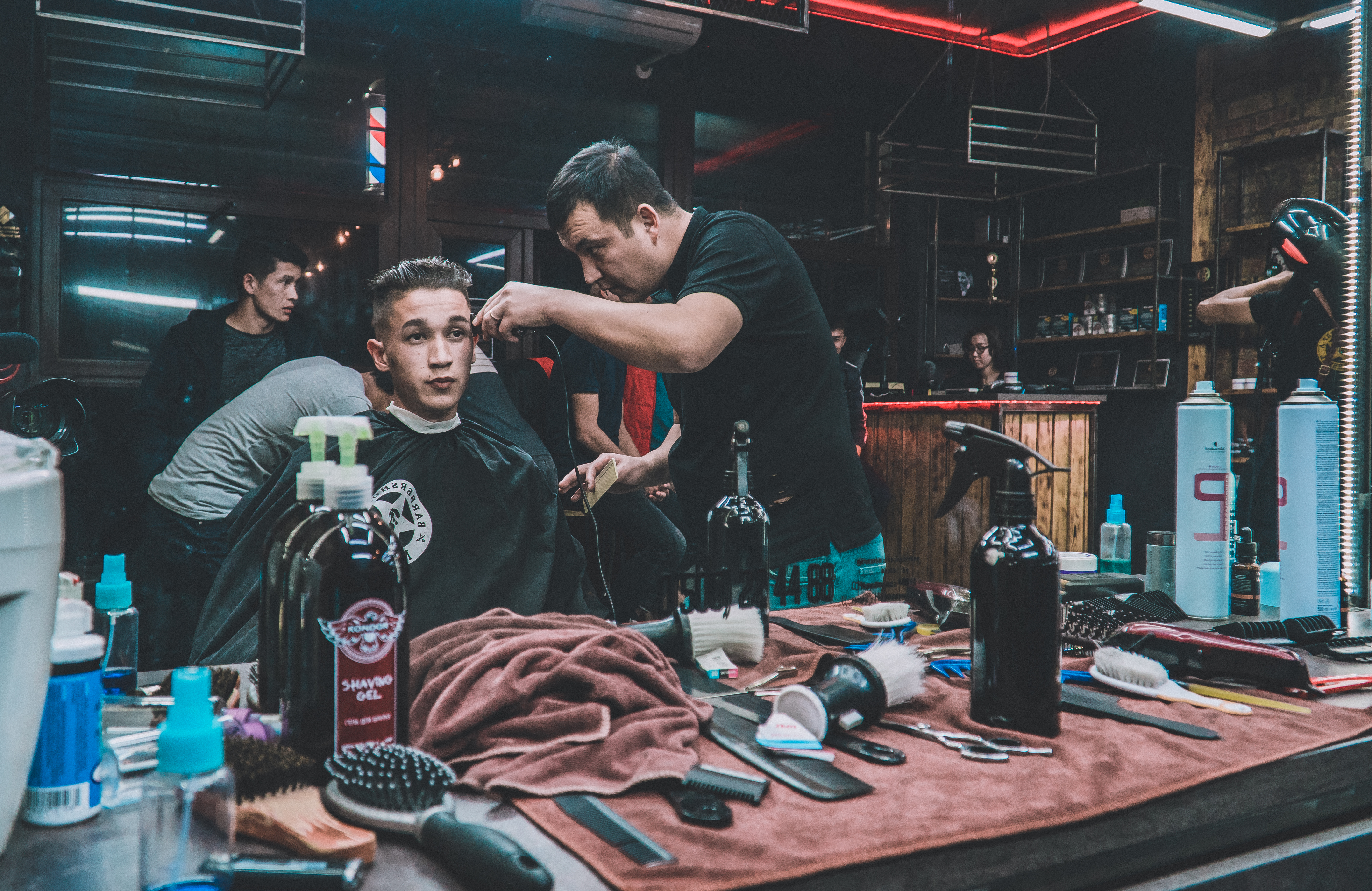маршалл барбершоп. маршал барбер. маршал барбер. барбершоп в стиле хай тек. олдбой стрижка.